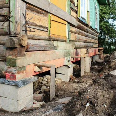Реставрация старых домов, подъем дома