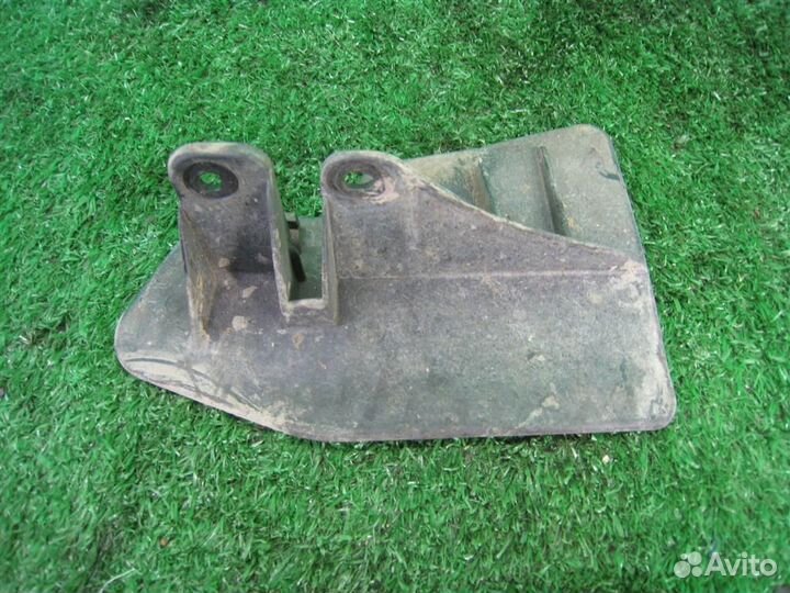 Брызговик порога правый Toyota Avensis T25 2003