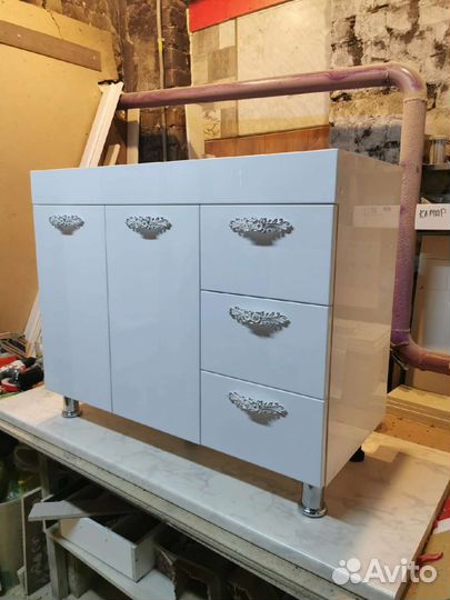 Тумбочка в ванную комнату