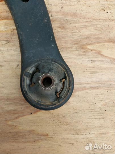 Передний левый рычаг Prius 20