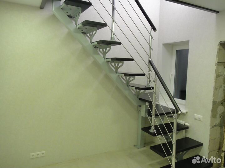 Каркас из металла лестницы под обшивку на дачу