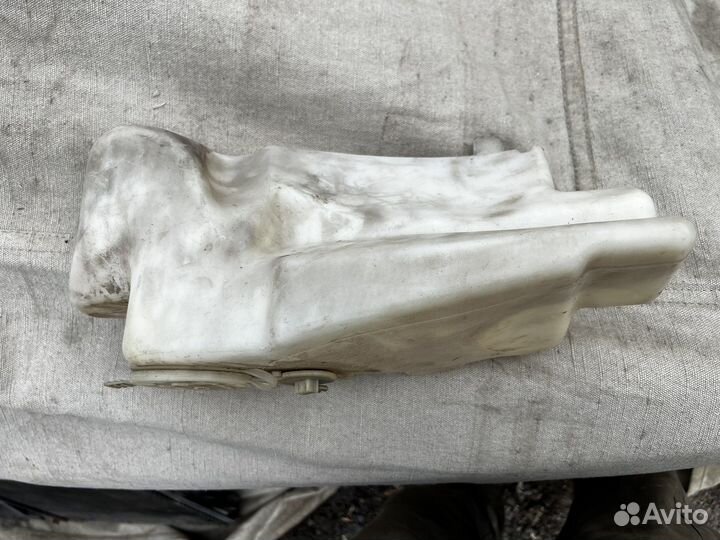 Бачок омывателя Mercedes W126