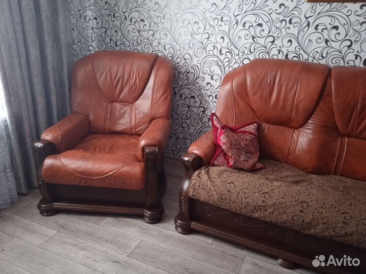 Кожаный диван и 2 кресла