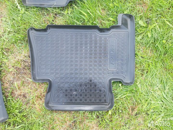 Резиновый коврики в салон на Тайота rav4