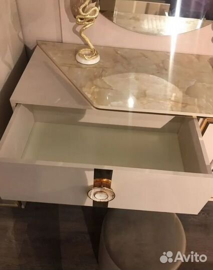 Кровать с туалетным столиком