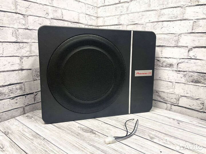 Сабвуфер под сиденье с активным усилителем