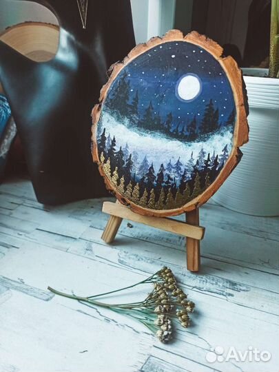 Картина на спиле дерева, лес, горы