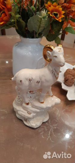 Фигурка фарфоровая