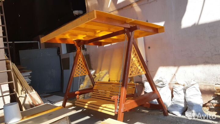 Беседка с качелями