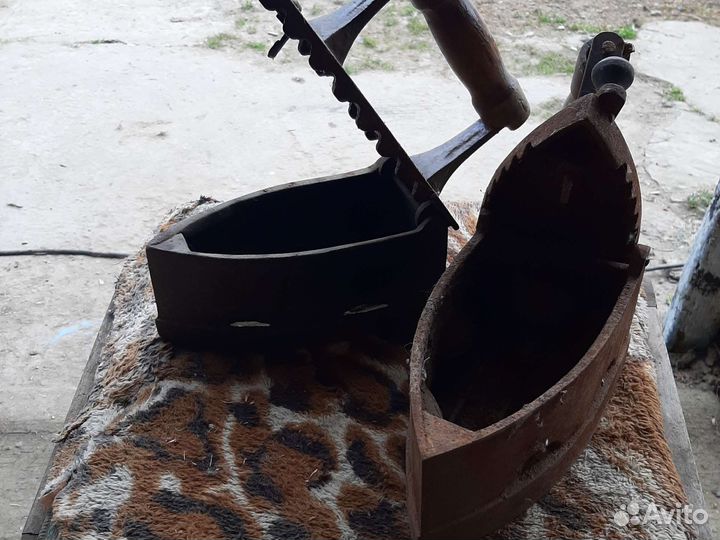 Старинный утюг на углях
