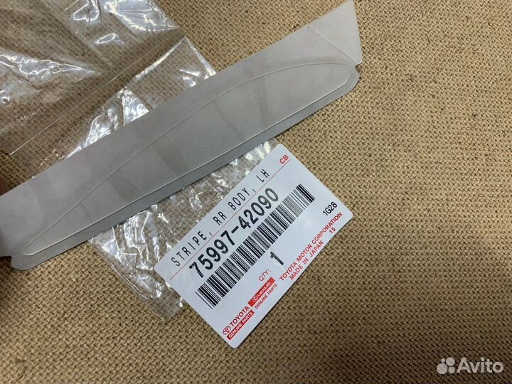 Защитная наклейка двери задней левой Rav-4