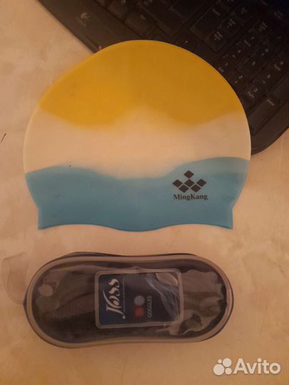 Шапка и очки для бассейна