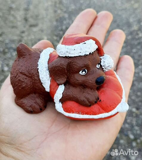 Новогодний сувенир Собачка Санта красной подушке