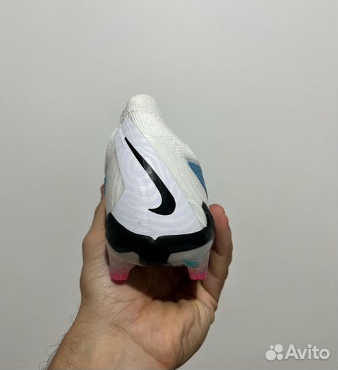 Футбольные бутсы nike phantom gx