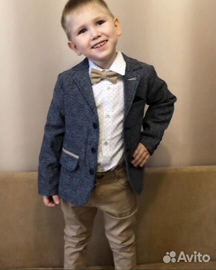 Костюм с рубашкой, брюками, пиджаком и бабочкой