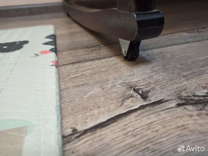 Детская кроватка с маятником