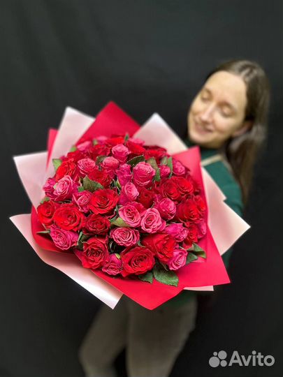 Букет из роз малинового цвета в упаковке рубиновог