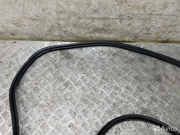 Уплотнитель двери багажника Nissan Qashqai J10