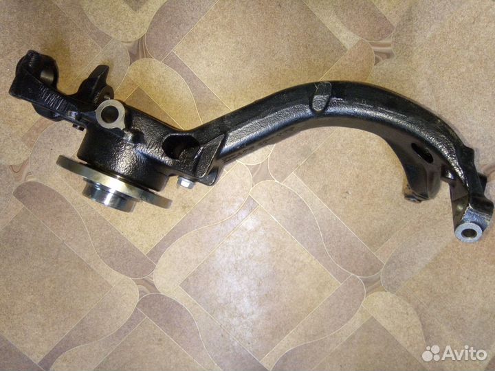 Кулак поворотный левый Volkswagen Passat B5