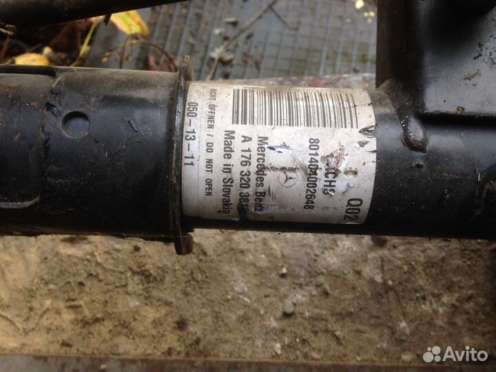 Передняя правая стойка амортизатора на мерс W176
