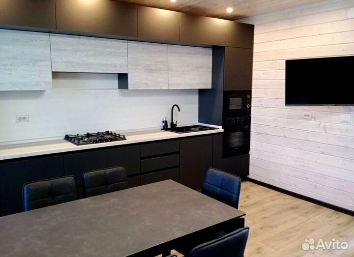 Прямая кухня в потолок. Кухонный гарнитур на заказ