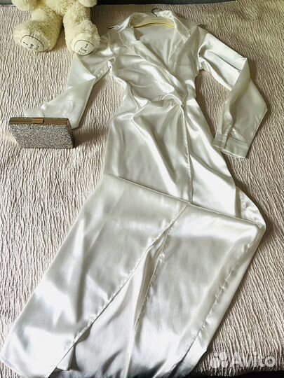 Платье вечернее атласное бело-жемчужное новое