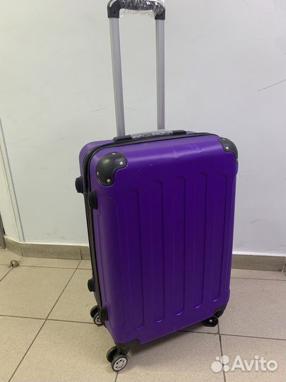 Чемодан на колесах М