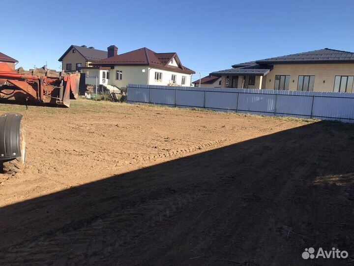Услуги трактора с щёткой с дождеванием