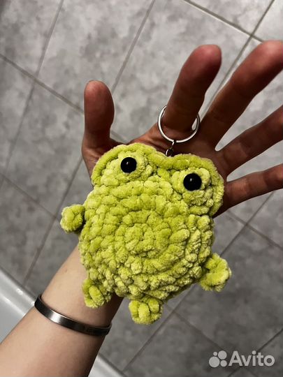 Вязанный брелок лягушка