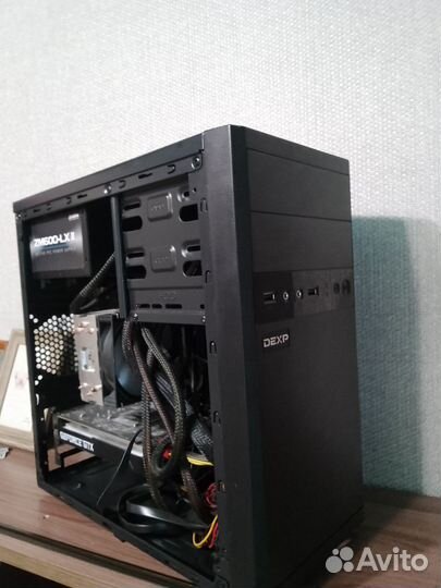 Игровой компьютер с монитором и клавиатурой