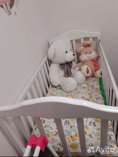 Детская кроватка с маятником