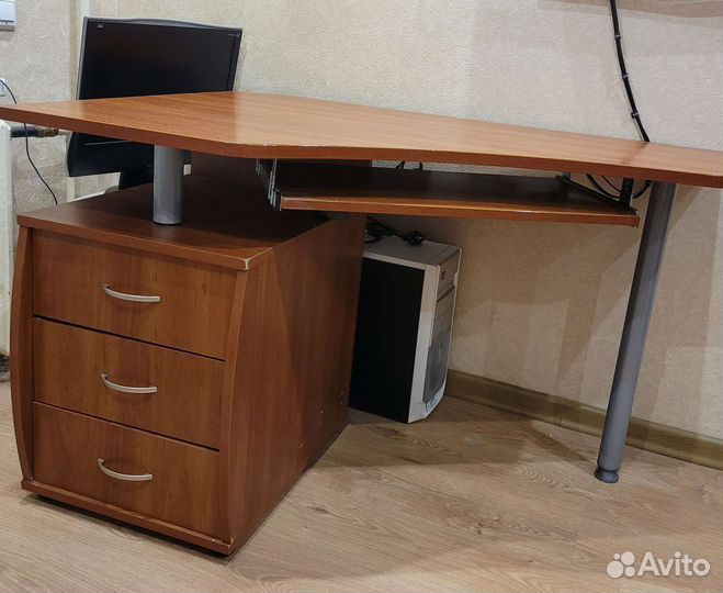 Компьютерный письменный стол