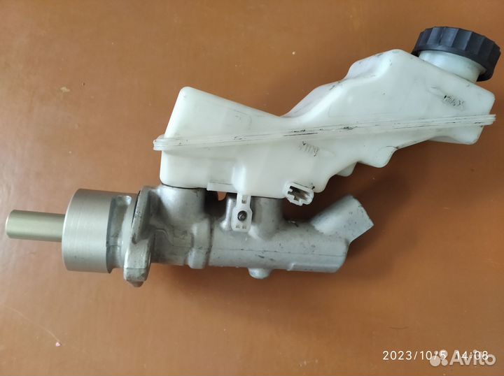 Главный тормозной цилиндр на Toyota Avensis