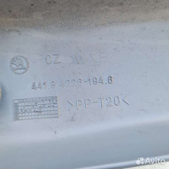 Обшивка средней стойки Skoda Felicia правая