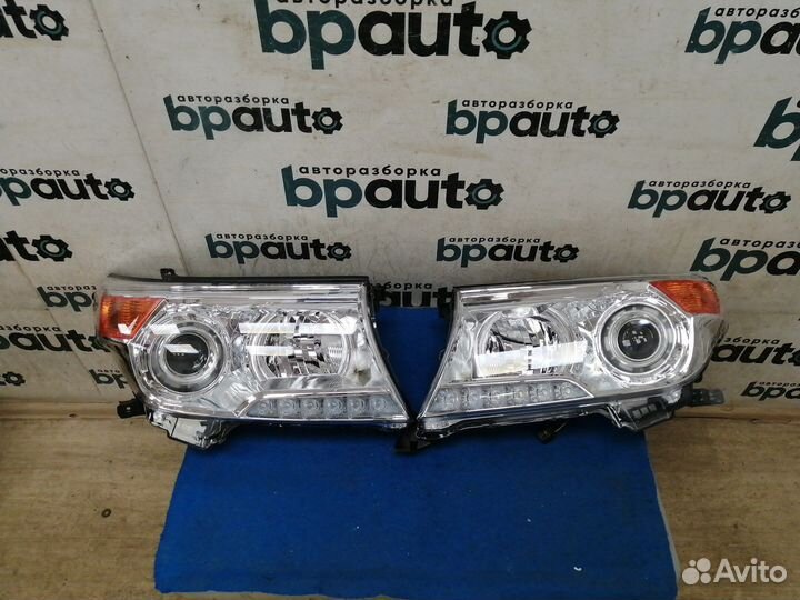 Фара ксенон левая правая комплект 81185-60F30