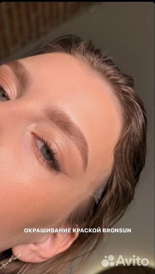 Модель на брови