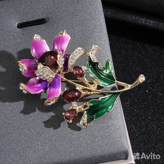 Брошь в виде цветка