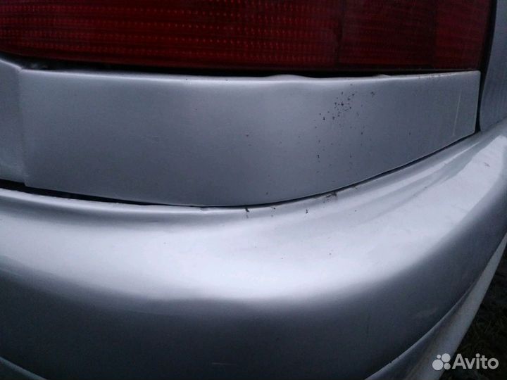 Задние подфарники Toyota Avensis t22