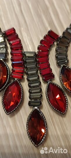 Яркое колье с фианитами гранатового цвета