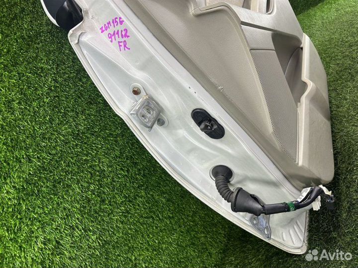 Петли двери передние правые Toyota Isis ZGM15