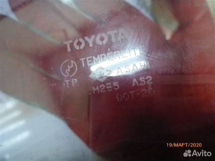 Стекло двери переднее левое Toyota Mark Ii X90
