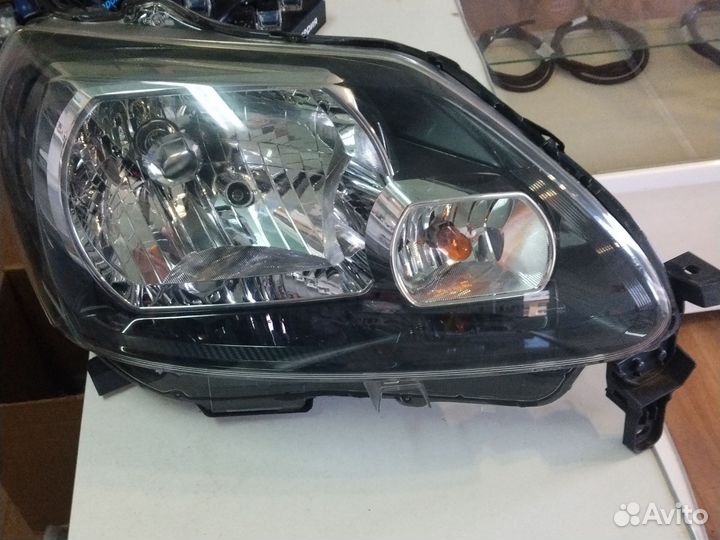 Фара правая для Toyota Porte NCP141