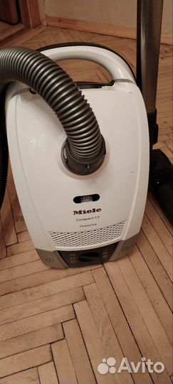 Пылесос Miele с насадками и мешками