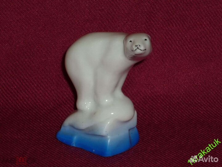 Полярный белый медведь на льдине лфз