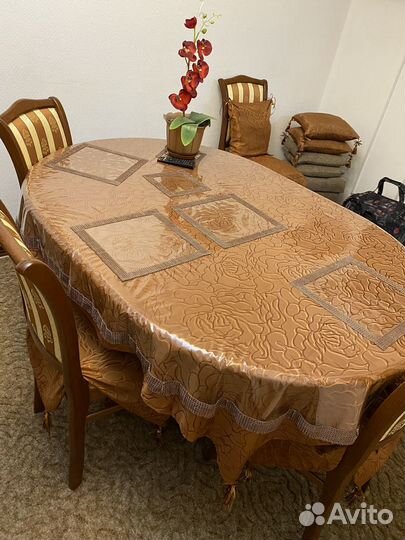 Стол из натурального дерева и стулья