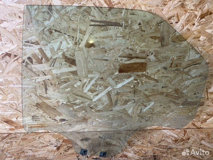 Стекло двери задней левой Renault Logan