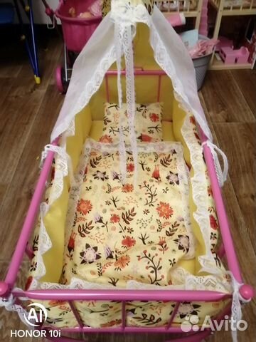 Игрушечная кровать с балдахином