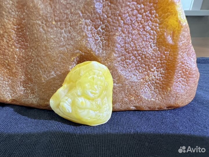 Бог Хотей в Балтийском янтаре