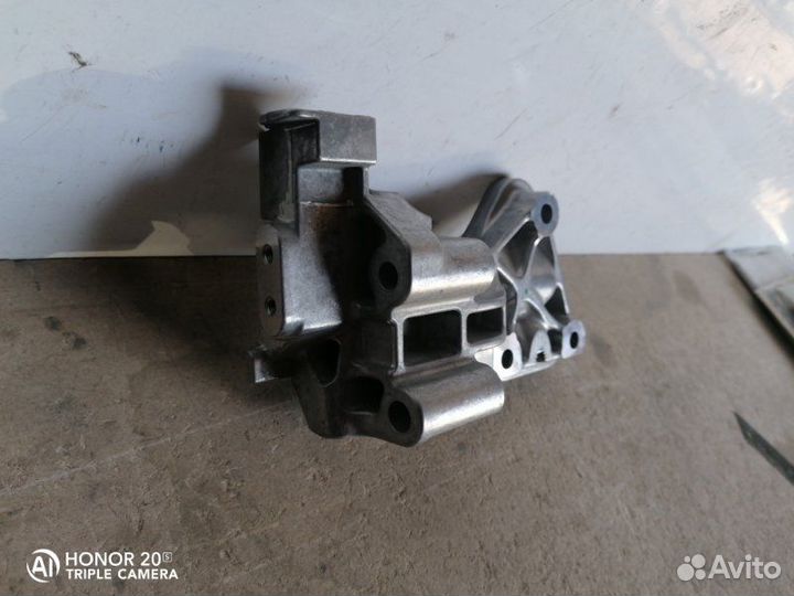 Кронштейн двигателя правый Ford Kuga 2008-2012