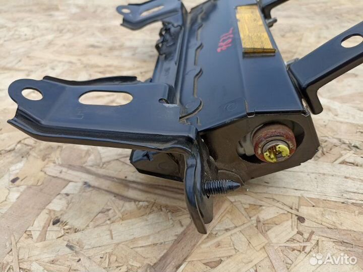 Подушка безопасности в колени Toyota Avensis